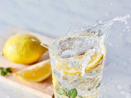 zitronenwasser-bei-Bluthochdruck-gesundheitsindex-333